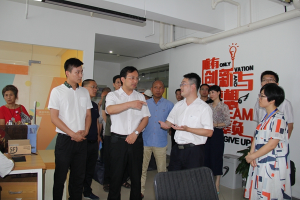 台州市市委常委、副市长芮宏一行参观考察天台凯发k8国际中国汽车用品城